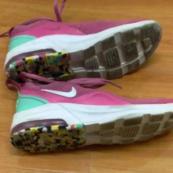 Nike Size 4 Girls Air Max Motion Cosmic Fuchsia/White. Preloved - Picture 6 of 7